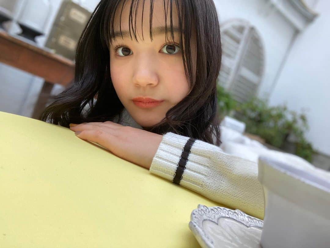 ニコ☆プチのインスタグラム：「🧸🤍  サナの可愛い自撮りがありました🤗✨  この日はおしゃれなスタジオでの撮影だったよ😘💜🌟  #オフショット  #石原咲奈」