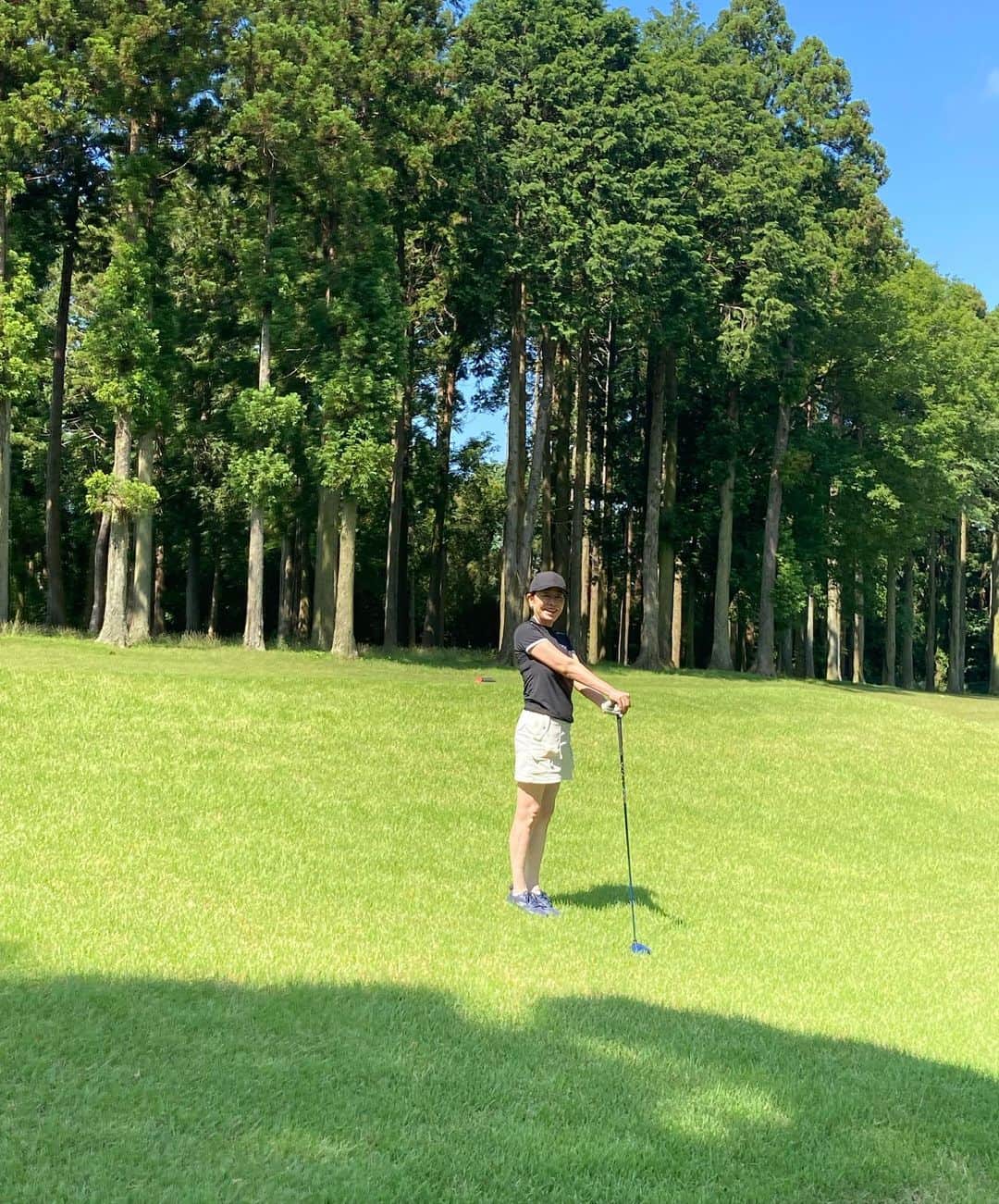 安藤優子さんのインスタグラム写真 - (安藤優子Instagram)「ゴルフNow。  すごいお天気です。  なまっちょろい脚出してます。  お天気は申し分無し、あとは腕のモンダイ（笑）  #気持ちのいいお天気  #フレンチブルドッグ  #安藤優子」5月28日 11時14分 - yukoando0203