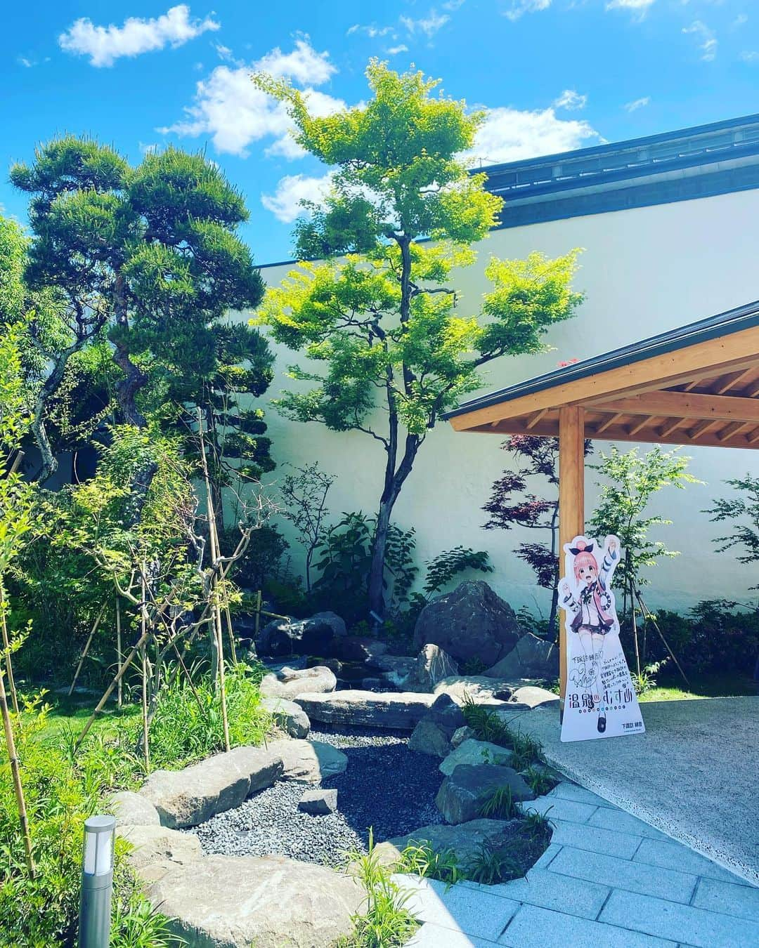 温泉むすめさんのインスタグラム写真 - (温泉むすめInstagram)「下諏訪温泉♨️に来ています。天気に恵まれ、絶好の現地デビューとなりました。  下諏訪駅の案内所には缶バッジとSDキーホルダーが販売中です！😉  #温泉むすめ #温むす #下諏訪温泉」5月28日 11時31分 - onsen_musume_jp