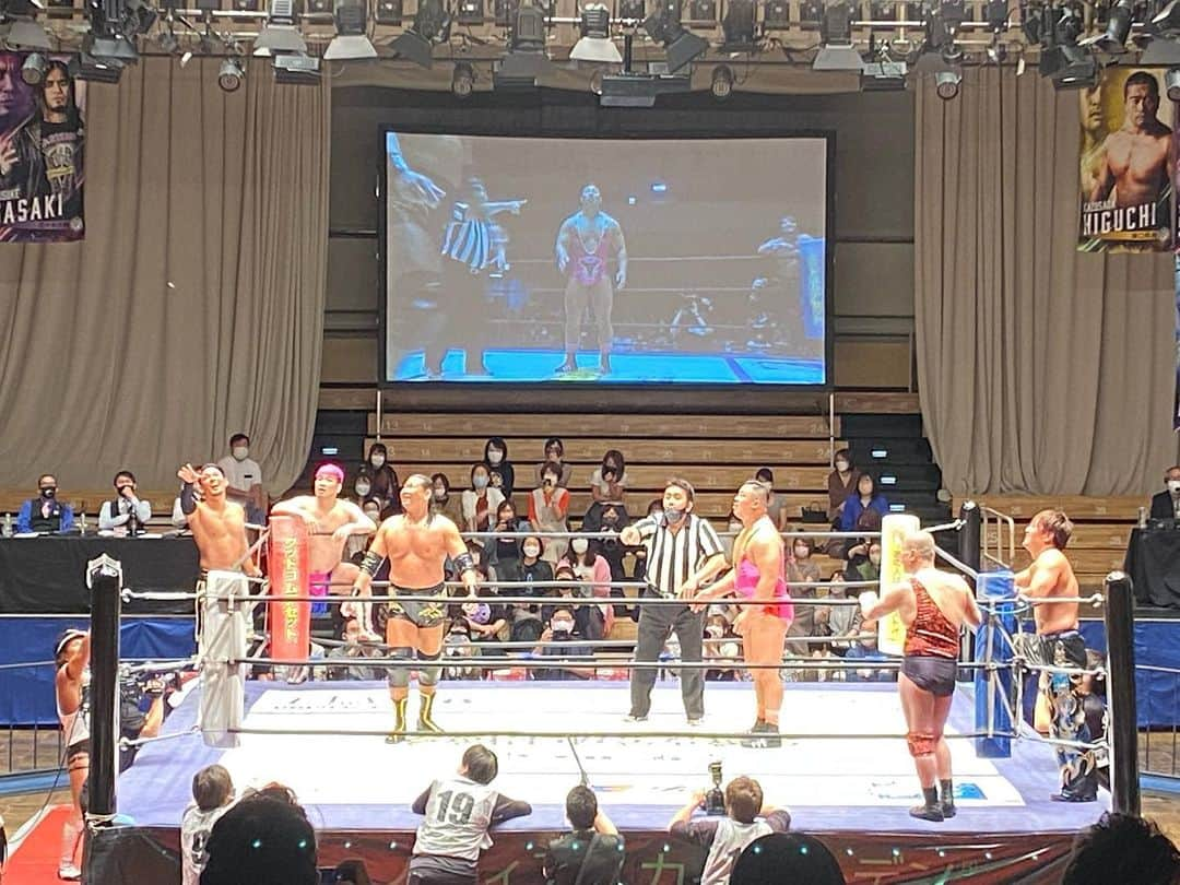 タカフジチヒロのインスタグラム：「꒰ঌ 初プロレス໒꒱ * * * この前初めてプロレスを観戦したのですが とにかく楽しかった😁👍✨ * * * 技もド派手にカッコよく決めていくし、 天使のように身軽に技を避けたり 追い詰められた時に負けないように踏ん張ってるところが素敵✨ * * * あと、蝶々がリングに乱入してきて 筋肉ムキムキのレスラーの皆さんが翻弄されてたのが最高に面白かったです🤣🤣 * 場外乱闘多めでめっちゃ近くで見たいと思った日でした🤼 * * * #ddtpro #RoadToサイバーファイトフェス #後楽園ホール #DDTプロレス #プロレス #ぷらべっち #初プロレス」