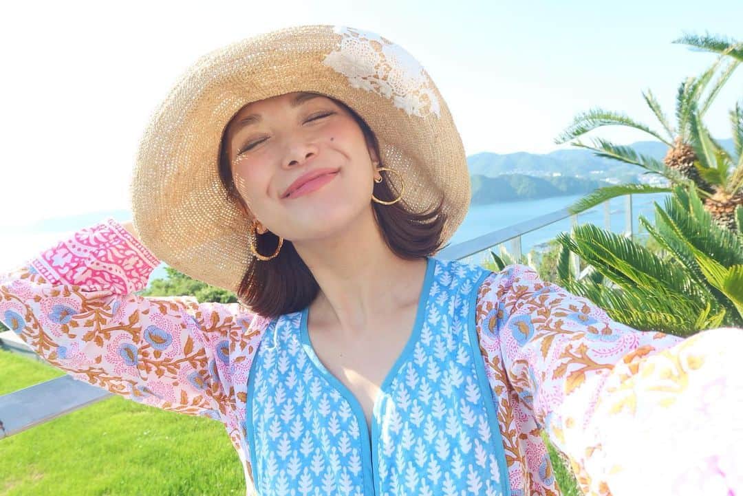 Mai Wakimizuのインスタグラム：「このラフィアの帽子、本当作って良かった♡グチャグチャに畳んでも(笑)この通りお見事！この旅で、これ無しでは夏過ごせないと確信しました。笑 ご予約を逃した方、安心して下さい♡来月ラストチャンスで通常販売あります＼(^o^)／ #wakkinstyle#linkable#マタニティライフ」