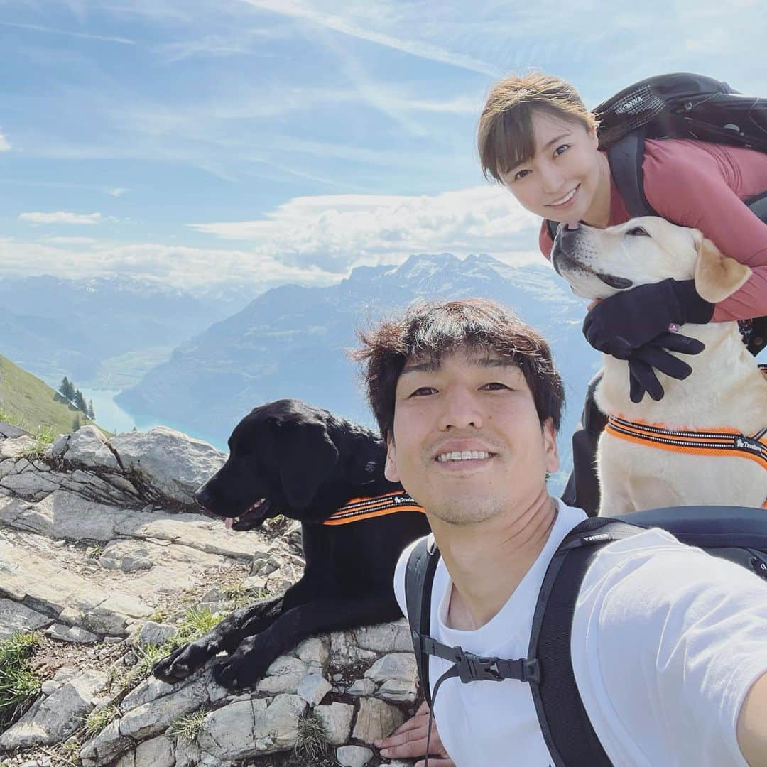 原口るりこさんのインスタグラム写真 - (原口るりこInstagram)「. . 【原口家のスイス旅行】 . 登山着ではない服を 着ていた時間は 片手で収まるほど、 原口家の旅は いつも自然の中にある🏔 . . 初めてスイスを体験したとき あまりに感動してしまったから、 2度目の訪れに不安がありました。 . 同じ気持ちになれなかったら… . . . そんな心配 いりませんね。笑 . . . . ただただチャージさせてくれる。 . . . . #パワーチャージの旅 パワー使って毎日登山&ハイク旅なのに チャージされる不思議🌼 . . #車でいく旅 #片道9時間 #犬といく旅」5月28日 14時23分 - ruriko_haraguchi24