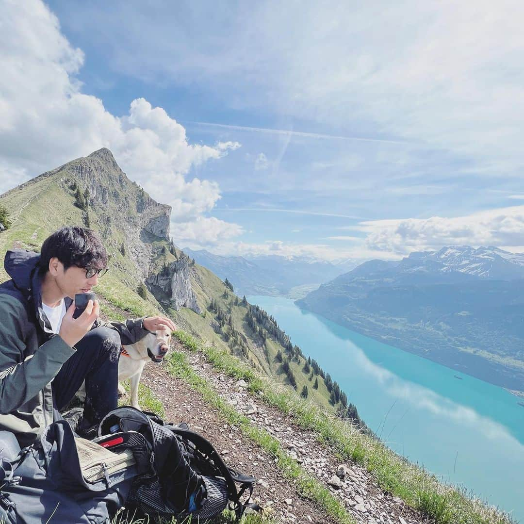 原口るりこさんのインスタグラム写真 - (原口るりこInstagram)「. . 【原口家のスイス旅行】 . 登山着ではない服を 着ていた時間は 片手で収まるほど、 原口家の旅は いつも自然の中にある🏔 . . 初めてスイスを体験したとき あまりに感動してしまったから、 2度目の訪れに不安がありました。 . 同じ気持ちになれなかったら… . . . そんな心配 いりませんね。笑 . . . . ただただチャージさせてくれる。 . . . . #パワーチャージの旅 パワー使って毎日登山&ハイク旅なのに チャージされる不思議🌼 . . #車でいく旅 #片道9時間 #犬といく旅」5月28日 14時23分 - ruriko_haraguchi24