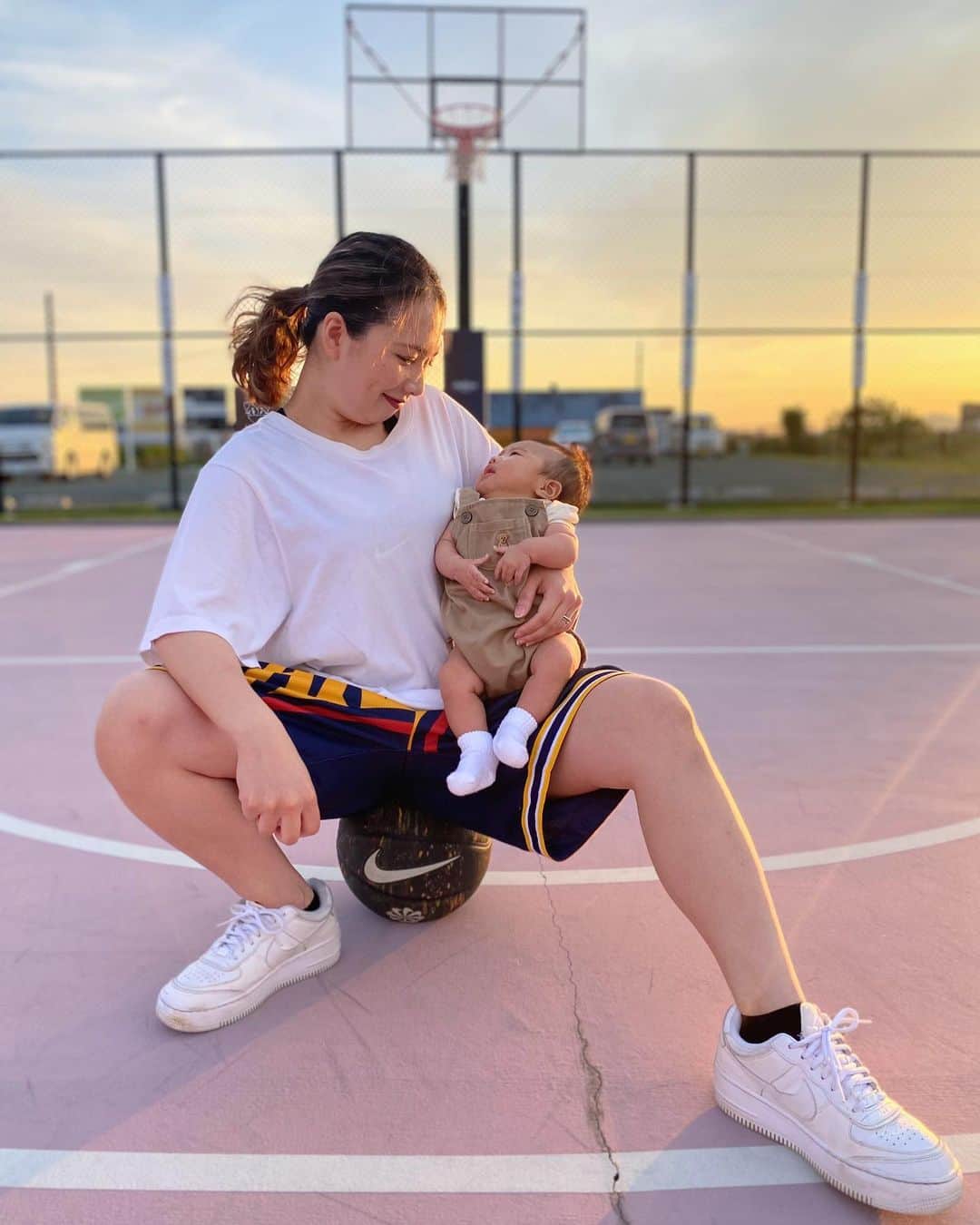 YOGOARISAのインスタグラム：「かーっわいっ🤍 ひえちゃんは将来何がしたい？⛹🏽‍♀️🏄🏽‍♀️🏊🏼‍♀️🤾🏼‍♀️🫶🏼 ・ ・ ・ 動けないやべ🙄💦産後だからって事でい？ #hienagram #polobaby #生後71日 #0歳ベビー #女の子ベビー #女の子ママ #3月生まれベビー #3月18日生まれ #令和4年ベビー #babystagram #べびすたぐらむ #赤ちゃんのいる生活」