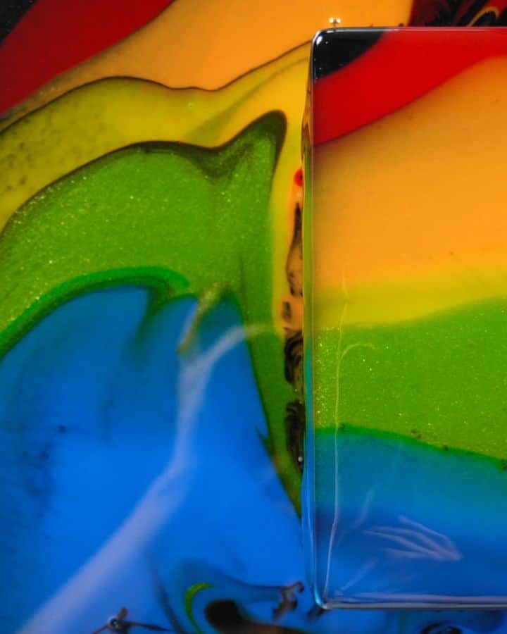 のインスタグラム：「#Colors I use only bright and pure shades here to charge you with energy and light. I believe that each color has its own meaning and power. . Making a mirror glazed mousse dessert might seem like a daunting task to someone who has never tried doing it. The shiny mirror surface of the cake is mesmerizing, but looks scarily difficult to recreate, which can put some people off attempting to make something like this on their own💫. . I will show you how to treat yourself to this exquisite dessert by providing you with step-by-step instructions and a detailed description of the method in the recipe. Making this might not literally be a piece of cake. However, once you grasp the science of how ingredients work together, the specifics of assembling such cakes, and all the intricacies of working with mirror glaze, you will want to try your hand at creating desserts like this yourself.   Follow the recommendations outlined in the recipes, watch and listen to the detailed video lessons, and I am sure that mirror glazed cakes will be a hit at your next dinner party. . Educate yourself online, anytime and anywhere in the world. And I will support you, because we finally found a new payment method💳 🙏 I will share a review about the new payment system in the story. . My Birthday is coming up on #0606 and as always I am announcing a 50% sale on video tutorials. Join now and let’s cook your favorite desserts together🤗 . . Я использую здесь только яркие и чистые оттенки – чтобы зарядить вас энергией и светом. Верю, что у каждого цвета есть свой смысл и сила. . Муссовый десерт с зеркальной глазурью кажется сложным для тех, кто его никогда готовил. Зеркально-глянцевая поверхность торта завораживает и в тоже время иногда пугает людей и заставляет их отворачиваться от задачи приготовления такого десерта💫. . Я  покажу вам - с помощью техники приготовления и четких рекомендаций в рецепте - как подарить себе этот изысканный десерт. Сделать такой торт никогда не будет также просто, как открыть упаковку мороженого на десерт.  . Продолжение в комментариях👇」