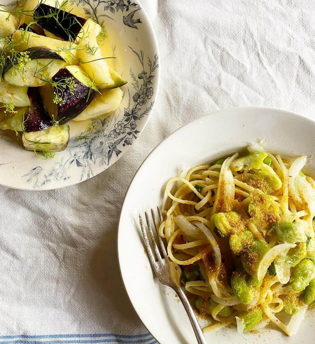 小堀紀代美のインスタグラム：「水茄子と桃のサラダと、そら豆と新玉ねぎのパスタ。  パスタは、アーリオオーリオペペロンチーノに、仕上げに少しのバターでつないでコクと風味を。そしてキュッくらいのレモン汁で味ひき締めて。カラスミをたっぷりふりたかったから。（おいカラスミしながら😋）  水茄子と桃は、ビネガーとオイル、塩でシンプルに。ディルをすこし。  おいしいカラスミパウダーは、イタリアから🇮🇹@morimicucinetta  @casamorimi   #表現力文章力ほしいな #いつも思うこと」