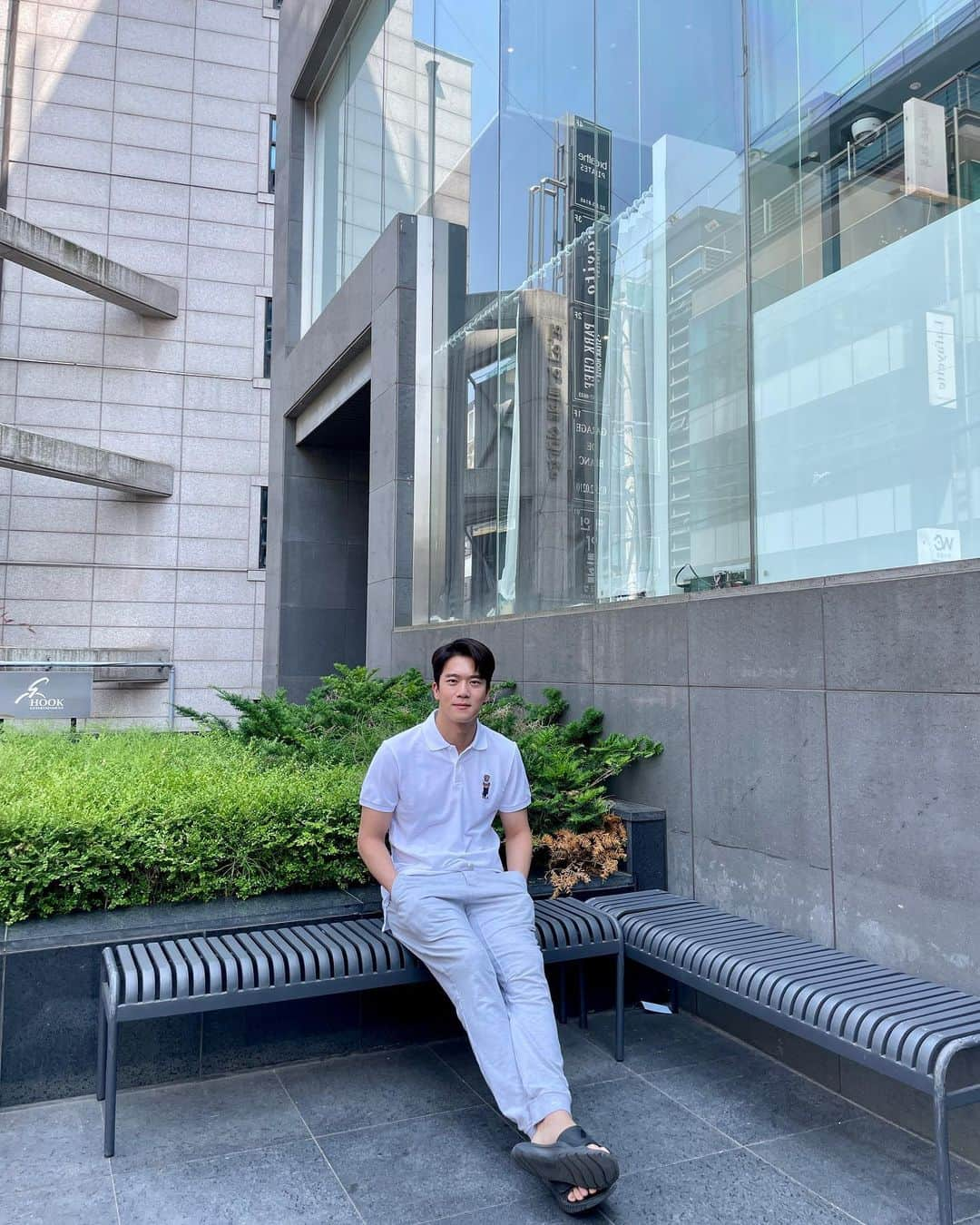 ハ・ソクジンのインスタグラム：「청담동 추리닝남(41)🧍🏻 #ootd #5월 #날씨직이네」