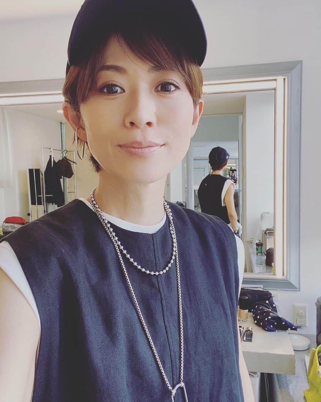 畑野ひろ子のインスタグラム：「とっても良い天気でしたね☀️ 今日撮影📷 最高のスタッフに加え、可愛い7歳のアシスタントさん？😆💛に癒された一日でした🥰  お疲れ様でした😊」