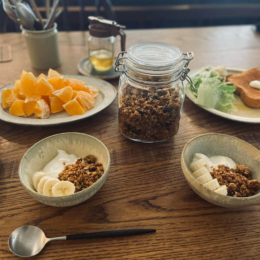 黛英里佳のインスタグラム：「⁡ ⁡ グラノーラ作ってみました🥣 ⁡ 作ってみるとめっちゃ簡単😳 ⁡ しかも美味しくて、自分の好みのトッピングもたくさん入れられるし(笑)最高です💕 ⁡ ⁡ 今回はオートミールと有機のドライフルーツ、ナッツ、はちみつ、オリーブオイルで🍯 ⁡ 本当は米油とかココナッツオイルとかの方が良いのですがオリーブオイルしか家になかったので😂 ⁡ でも大丈夫でした🙆‍♀️(笑) ⁡ ⁡ 材料を全部混ぜて、低温のオーブンで焼くだけ☺️ ⁡ (途中1回混ぜます) ⁡ ⁡ ⁡ 専門店のものにはもちろん及ばないけれども、夫も気に入ってくれたのでしばらく色々試しながら作ってみようと思います😆 ⁡ ⁡ ⁡ #安くて安心#グラノーラ#手作りグラノーラ#はちみつは美味しい熊本の🍯#山盛りの不知火#ホームベーカリーで作ったパン#幸せ朝ごはん」