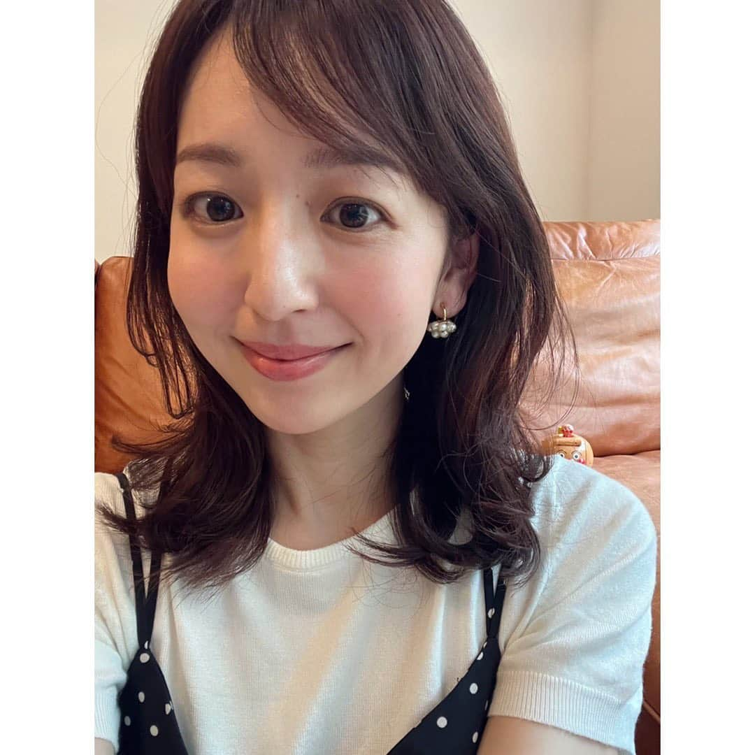 伊藤弘美のインスタグラム：「☺︎ ⁡ 髪を切りました〜✂︎ 5.6センチかな？すっきりしました✨ ⁡ 後ろにアンパンマン号が…☺️ ⁡ ラスティも参加してくれました🐶ペロリ笑 ⁡ ⁡ ⁡ #ヘアカット　#ミディアムヘア　#アンパンマン号  #ミニチュアピンシャー　#ラスティ　#男の子ママ」