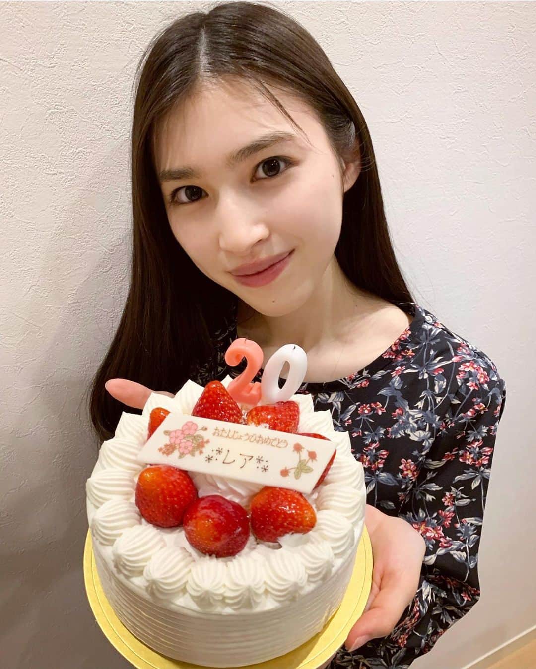 長見玲亜のインスタグラム：「今日ではたちになりました🌷  みなさんに祝っていただき、 とっても嬉しいです…☺️  スタッフさん方に頂いたこのケーキをみんなで分ける時、とっても楽しくて、私は幸せ者だな。と感じました。🍰  いつも応援してくださっている皆さまや、スタッフさん方への感謝の気持ちを忘れず、これからも言葉で伝えるよう意識していきたいです。  そしてこれからは、もっと私のInstagramを楽しんでみてもらえるよう頑張ります💭  近々また嬉しい報告ができると思いますので、楽しみに待っていてくださいね！✨  これからもよろしくお願いします！」