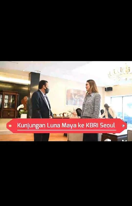 ルナ・マヤのインスタグラム：「Dalam rangka mendorong peningkatan masuknya produk Indonesia ke Korsel,  Dubes RI di Seoul Gandi Sulistiyanto dan ibu Susi Ardhani telah menerima @lunamaya yang berkunjung ke Korsel guna mempromosikan dan mengembangkan produk kecantikan Indonesia.  Luna Maya memperkenalkan NAMA (@namabeauty.co) sebuah produk kecantikan dan perawatan kulit yang sebagian dihasilkan dari kolaborasi Indonesia-Korsel . NAMA tidak hanya menyasar konsumen perempuan, namun juga konsumen pria dengan produk serbuk minuman collagen. . KBRI Seoul giat mempromosikan produk ekonomi kreatif termasuk produk kecantikan karya putra putri Tanah Air . Sukses untuk mbak Luna Maya! . @dubes_sulis_seoul @susiard_  @zeldawk @namabeauty.co   #IniDiplomasi  #RintisKemajuan」