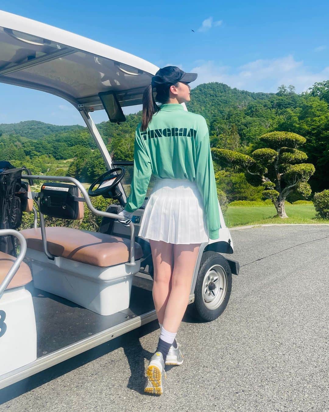 青野楓のインスタグラム：「初ラウンド🏌️‍♀️ 先日父と、父の友人と行ってきました☀️🌈  大人として一度は経験してみたかったのでよかったです！⛳️ #ゴルフ女子 とか言っても全く可愛くなんて打てないけど。笑  @tangram_tokyo のウエアのお陰でうまそうに見えたとおもう👍笑  #golf#ゴルフ#初ラウンド#ゴルフコーデ #ゴルフウェア」