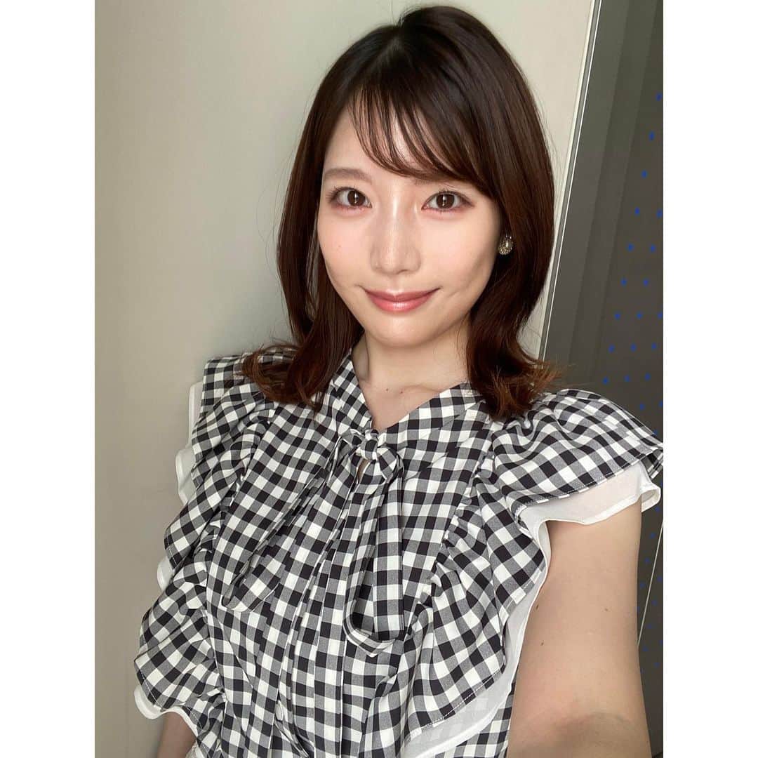 竹俣紅のインスタグラム：「💫 今週も『めざまし8』をご覧くださってありがとうございました。 ⁡ 1枚目、マスクで鼻のあたりのメイクが崩れているのが見えますがご愛嬌ということで🙏 ⁡ 金曜は箱根から大雨の状況をお伝えしました。びしょびしょの2枚目☔️ ⁡  #めざまし8」