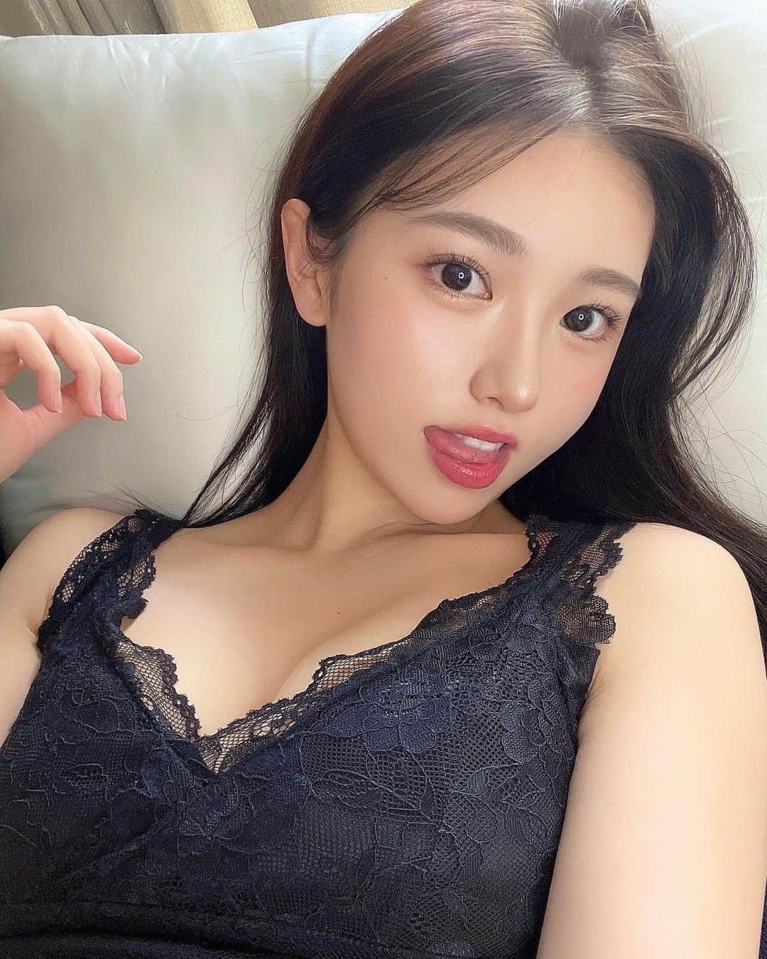 MIYUのインスタグラム：「五月病…🐰❔ モチベぜろだから誰かあげて ((  化粧うすっっ👨‍🦲」