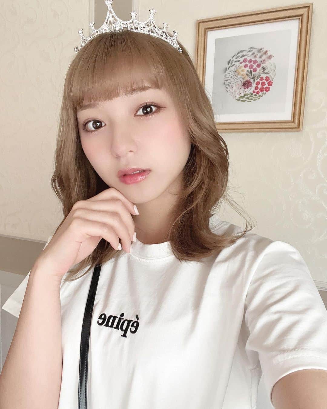 のインスタグラム：「ティアラつけてディズニー行ったらキャストの人がプリンセスって言ってくれた..🫶🏻 . . 夢の国....🤍🥹」