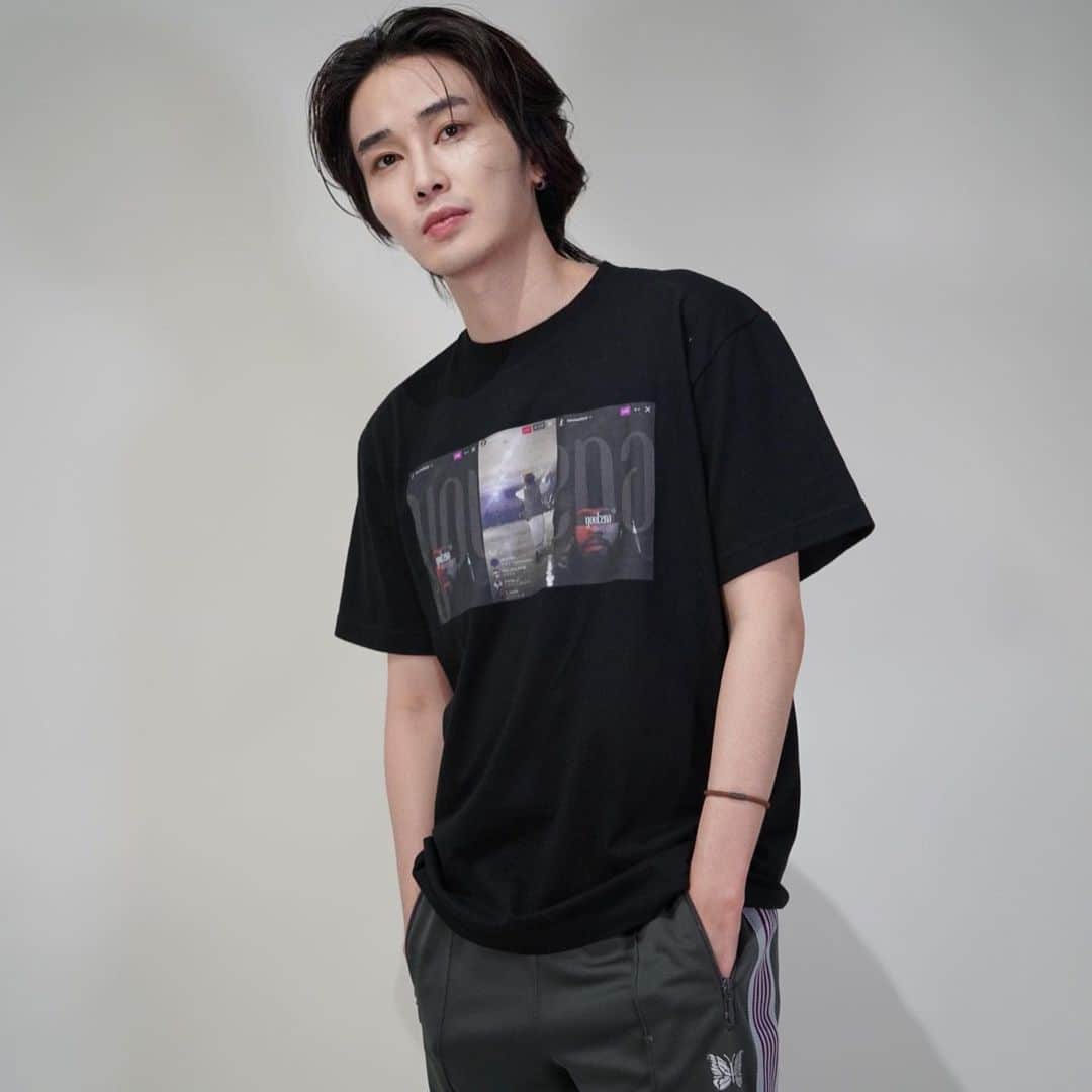 のインスタグラム：「この度こいつマジでやりやがりましたwww イラン人インスタ乗っ取り事件Tシャツをユウテナから【2週間限定】で販売開始します🔥🔥※ガチw倍返しする時が来た様だw  【これまでの経由】 以前カルマは悪質なイラン人にこのインスタのアカウントを乗っ取られる☠️  乗っ取られてる間勝手にインスタライブを始めて民族ダンスバトルを披露したり宗教の勧誘投稿などを無断で開始。  数ヶ月かけて取り返したものの、その失った期間は帰ってこないと考えたカルマは一つの答えに辿り着きました…  よし！犯人の顔でお洒落なTシャツを作って失った損失を犯人達で回収しようと…そして遂に完成致しましたww  外で着れないと思ってる皆さん！！ 大丈夫ですよ！身を持ってこの格好でラーメン食べてきたんで普通にお洒落です笑笑  俺のストーリーかユウテナのアカウント@youtena___japanから購入出来ます🔥もう一度言うぞ！2週間限定だからな？笑」