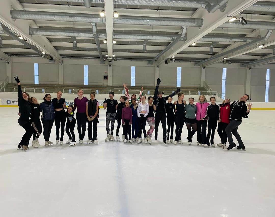アグネス・ザワツキーのインスタグラム：「What a great week for our skaters, thank you @icelab_official and all the fantastic coaches for opening the doors and letting us come train with you! ⛸ ✨」