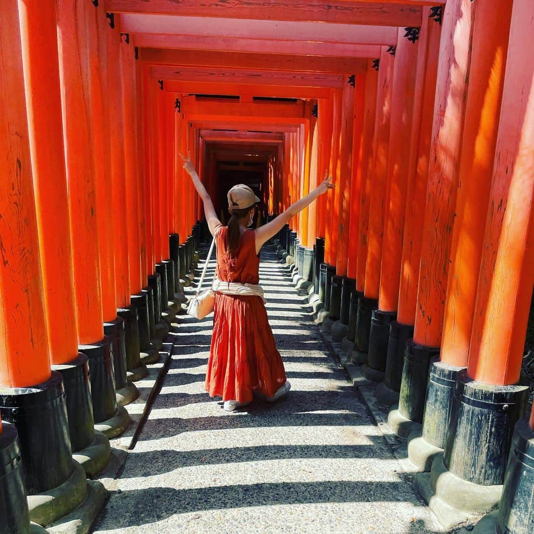 丸山奏子のインスタグラム：「ヴェストワンは負けてしもうたのでとぼとぼ東京にかえります🥲  前入りして伏見稲荷にいってきったよ〜♩ マイナスイオン浴びれて幸せでした❗️」