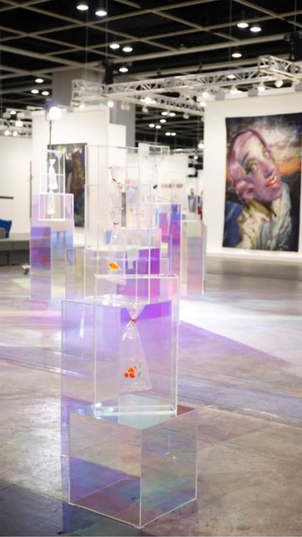 Discover Hong Kongのインスタグラム：「Make the most of Art Basel's last day! 🎨 Contemporary art expert and auctioneer Elaine Kwok possesses 15 years of experience in the art industry.👩‍🎨 She is going to select five exquisite works and explain the stories behind each one! 🖼️ Art Basel踏入最後一日啦！🎨 作為現當代藝術專家及拍賣師、喺藝術界擁有15年經驗嘅郭心怡，就挑選咗五件焦點藝術品，為大家解釋背後嘅故事！🖼️ 🖼️ #DiscoverHongKong」