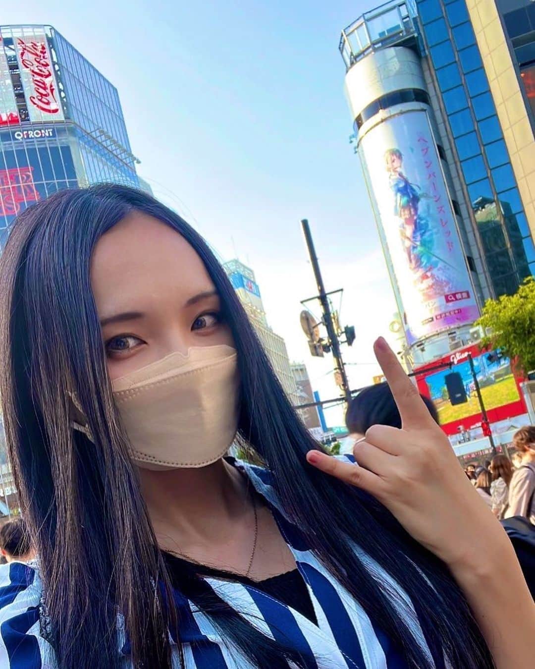 のインスタグラム：「渋谷のスクランブル交差点で ヘブバンの巨大看板発見ー！！！🤍🤍  思わず記念撮影する ヘブバンスクリーム担当です⚡️lml   #ヘブバン   #ヘブバン100日記念   #heavenburnsred  #ヘブンバーンズレッド   #serenityinmurder #ヘブバンスクリーム担当」