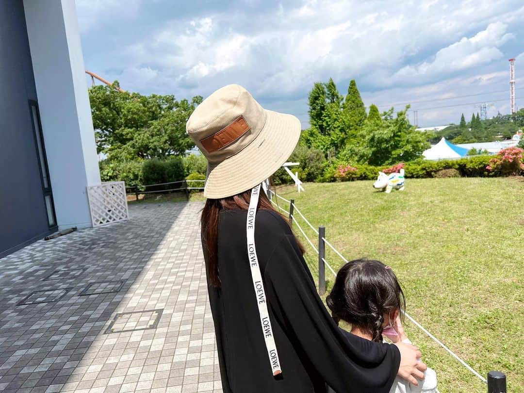近藤千尋のインスタグラム：「今日は家族でお出かけ💕 久々のよみうりらんど🎡 2人とも楽しめる年齢になって 嬉しいなぁ。。❤️ おおはしゃぎの姉妹👧👧 車に乗った瞬間爆睡でした。笑😴 今日は朝起きるところから 珍しくYouTube撮れたから また更新しますね📺笑♥️♥️ @loewe  の帽子に助けられた… ほんっとに暑かった…笑！！！！ ロンパースは @togaarchives   二枚目、私監督みたいだなぁ…笑  十愛美羽のインスタ、 久々に更新しまーす💕💕💕笑 @toa_miu」
