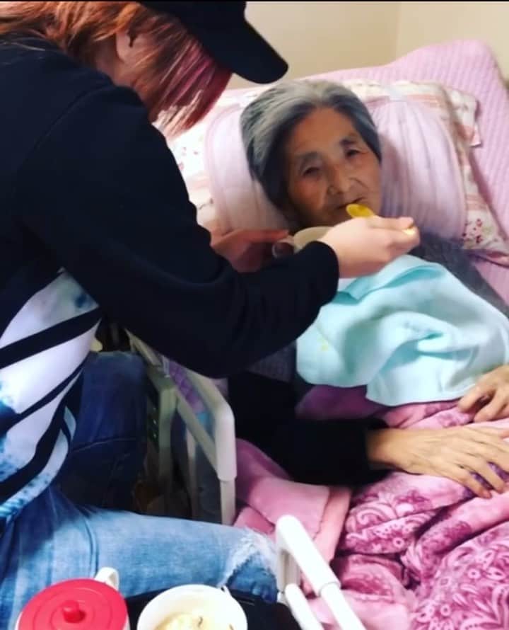 彩羽匠のインスタグラム：「ストーリーには投稿してましたが 先日、大好きなおばあちゃんが天国にいきました。  急遽九州に帰り✈️ 到着して2時間後に息を引き取って 最後の時間を一緒に過ごせたことが本当に良かった。  3年間くらいは認知症で 忘れられてたけど そんなのうちにとってはどうでもよくて 生きててくれてるだけで 存在してくれてるだけで 幸せでした😌  お別れしたばかりなのに 今でもおばあちゃんに会いたいなって思う。 　 　 　 天国で見守ってくれてるから うちは 頑張るよ😤💪  この気持ち 絶対忘れない！！  大好き😘ありがとう！！」