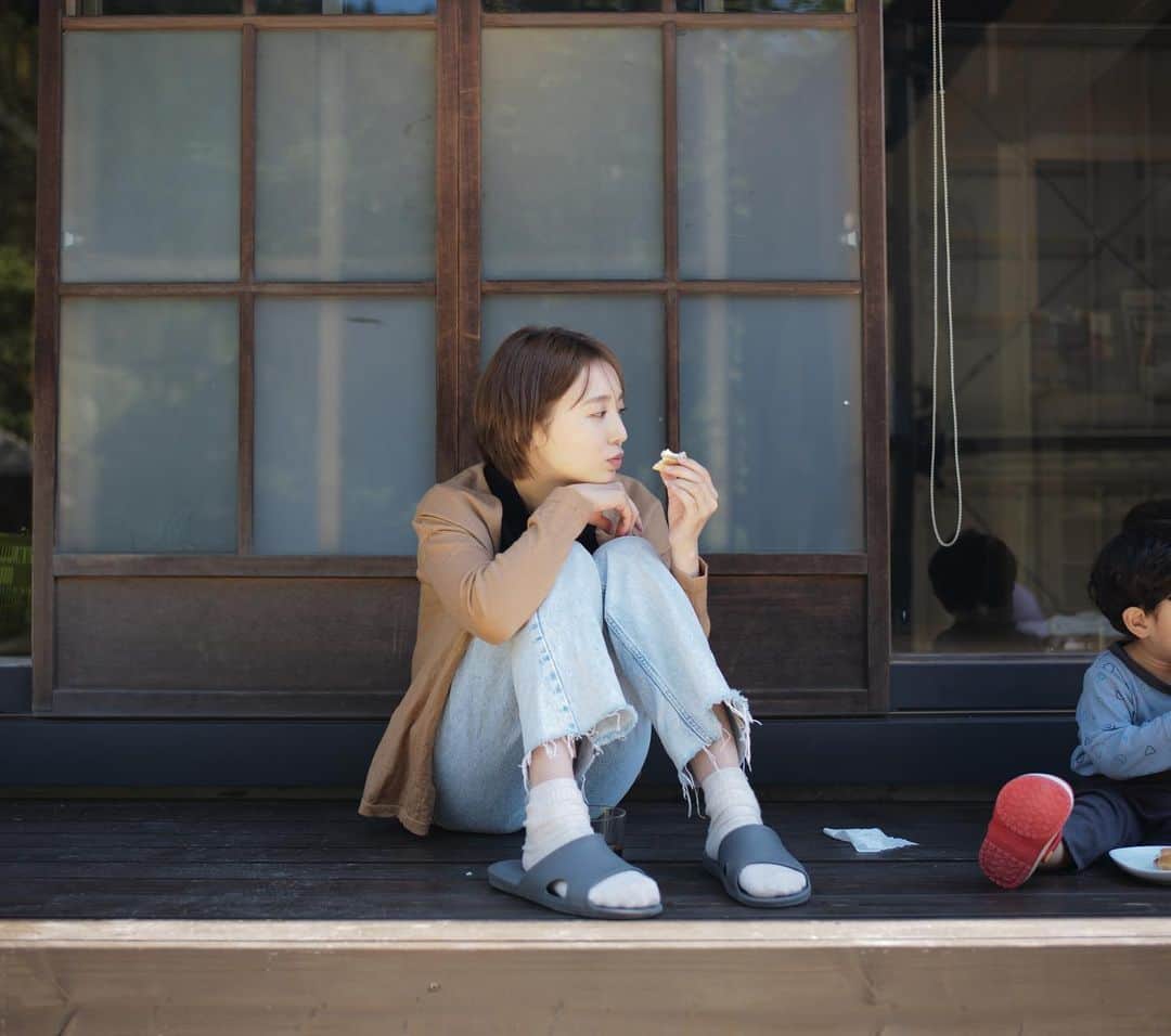 おのののかのインスタグラム：「＊ 縁側に並んでみんなで朝ごはん☀️ 焚き火で焼いたホットサンド最高に美味しかったぁ。 材料や道具は全て用意してもらえる良いとこどりのプラン🙏❤️ @gobanchi_migrids」