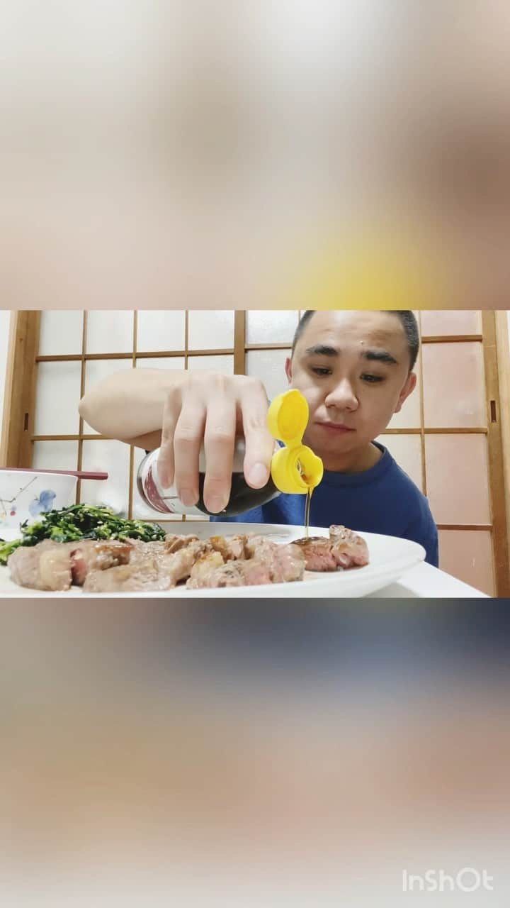 藤本秀星のインスタグラム：「ステーキを食べるだけの動画  #ステーキ #料理記録  #自炊 #ほうれん草の胡麻和え  #ご飯 #肉 #自炊男子」