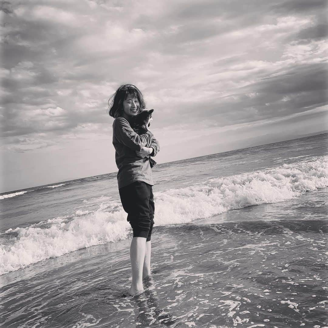 ぱちおまるさんのインスタグラム写真 - (ぱちおまるInstagram)「最近の散歩コース🌊🌞🕶 ついつい足湯👣  #躍動感 #海辺暮らし」5月28日 21時03分 - pachiomaru