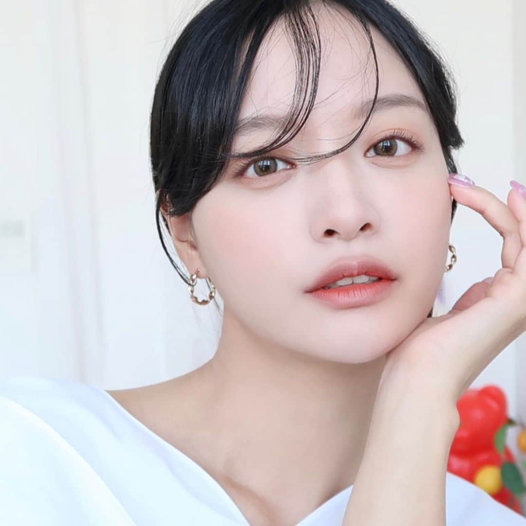 ᴅᴏᴜʙʟᴇsᴏᴜᴘのインスタグラム：「#newvideo   우리 보습님들~~~ 이제 곧 여름인데, 여름에 하기 좋은 보송하고 청순, 깔끔한 메이크업 궁금하지 않으신가요?! 오늘은 청순, 보송, 분위기까지 다 하는 초간단 데일리 메이크업 업로드 되었어요 🤍 프로필 링크 눌러서 유튜브로 보러오세요! 더보기란도 꼭꼭 읽어주세요 🤍  もうすぐ夏ですが、夏にしやすいサラサラ清純、キレイなメイクが気になりませんか？！ 今日は清純、サラサラ、雰囲気まですべてする超簡単デイリーメイクアップがアップされました。 🤍 プロフィールリンクをクリックしてユーチューブで見に来てくださいね！ 概要欄もぜひお読みくださいね🤍」