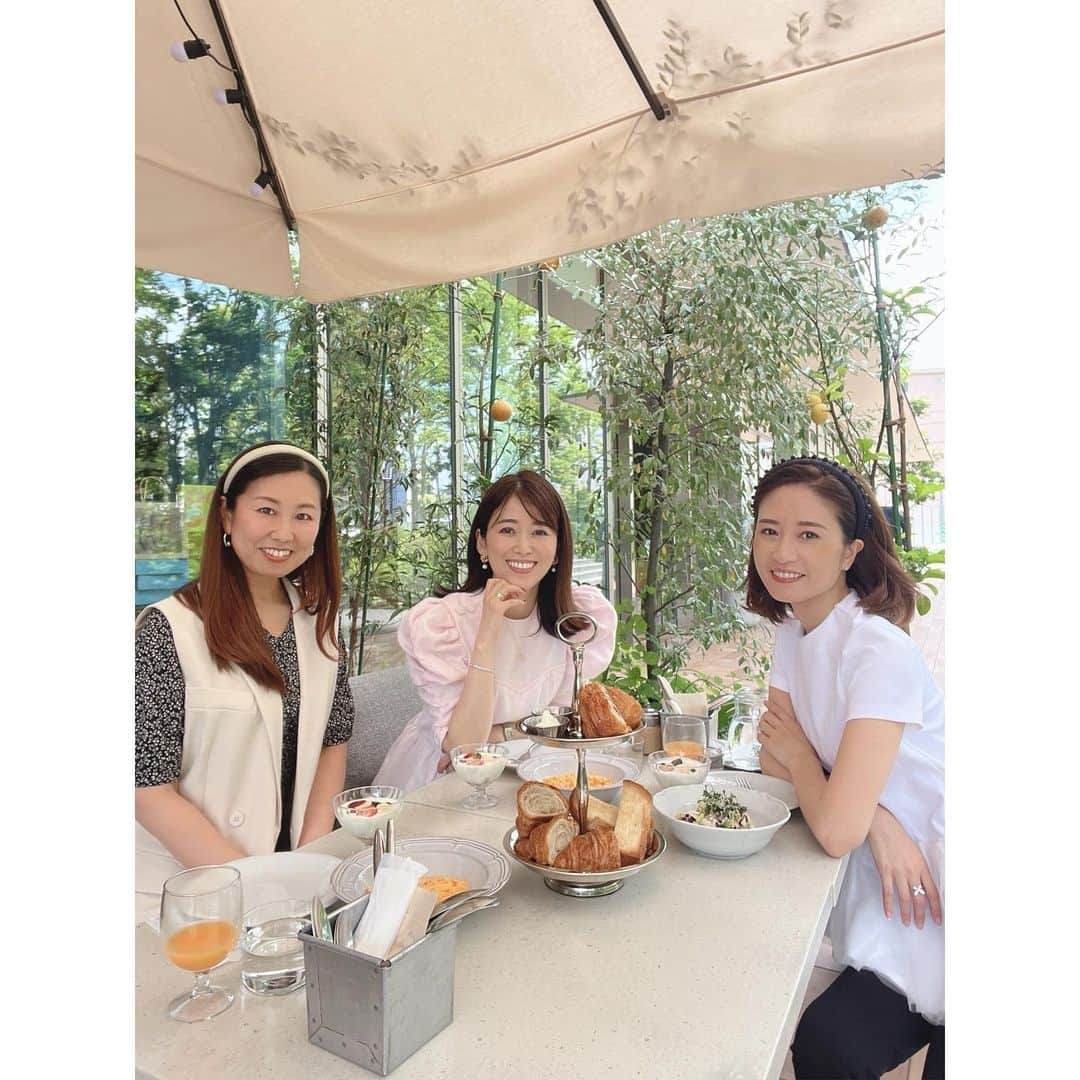 山本みらいのインスタグラム：「朝集合した日。  わたしが不調な時も好調な時も、 変わらず近くに居てくれるだいじな2人😘 私もそうでありたいと思います♡  ののあおやま、ランチどきには混んでたけど、朝はすんなり座れました。  帰りには娘とご近所キッズに ドーナツ購入☺︎🍩☺︎ また来よう！」