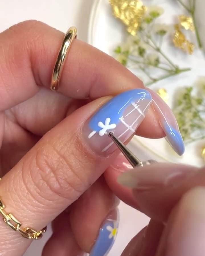NailsVideosのインスタグラム：「Blue spring nails by @joydumpling 💙」