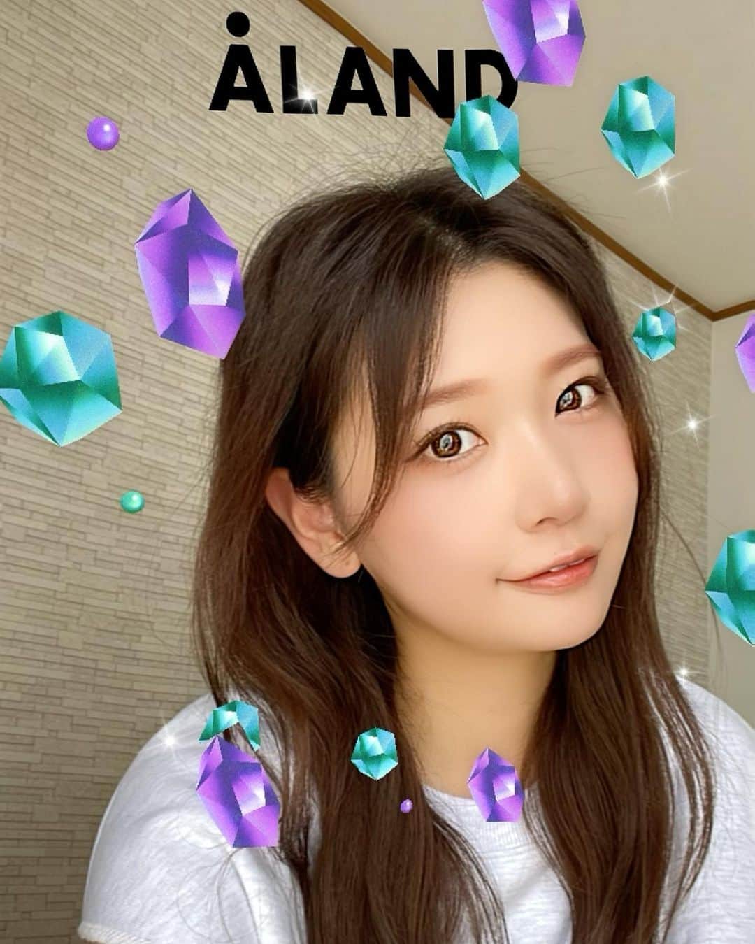いっちゃん/嶋津 いつみのインスタグラム：「. . 以前、名古屋にできた店舗に行かせてもらった @aland_jp  から オリジナルのIGフィルターが出たんやってー🫡✨ . . . こーんな感じだった🙄💓 . . . 他にも種類あったけど これが1番盛れた気がする🙆‍♀️ww . . . ちなみに着てるお洋服もALANDのだよ❤️ . . . . #ALAND #ALAND_JP #エーランド #ALANDad」