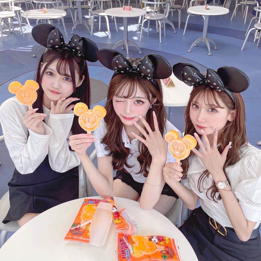 のインスタグラム：「ディズニーランド💕👑🎠🐭 空いててどれも5分待ちだったの😍  めちゃくちゃ楽しかった❤️  #東京ディズニーランド #ディズニーランド #ディズニーコーデ #ディズニーフード #ディズニーカチューシャ #モノトーンコーデ #おそろコーデ #東京ディズニーリゾート #韓国コーデ #シミラールック #tdc #tokyodisneyland #disneycode」