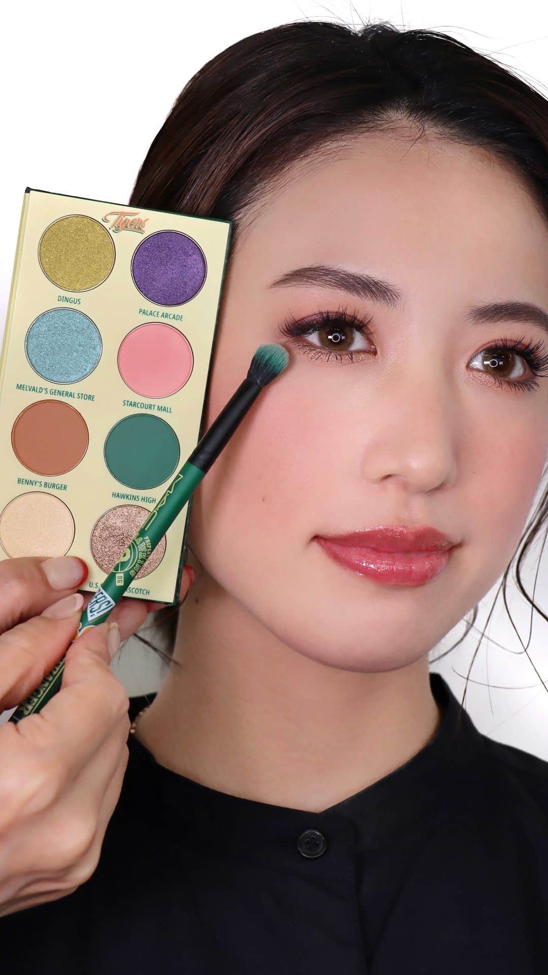 M∙A∙C Cosmetics Japanのインスタグラム：「#MACストレンジャーシングス から、ヒューマン ワールド（現実の世界）から着想を得たアイテムを使用して、ベーシックなカラーメイクHOW TOをチェック✨ デイリーメイクに取り入れやすい上品なカラーコーディネートに注目👀 　　 【動画内使用製品】 ・アイシャドウ × 8： ホーキンズ クラス オブ 1986 アイ パレット -スターコート モール（上下アイホール）[217ブラシ] -パレス アーケード（目尻）[219ブラシ] -U.S.S. バタースコッチ（下まぶた）[239ブラシ] ・パウダー ブラッシュ／フレンズ ドント ライ [140ブラシ] ・リップガラス／エクセレント エリカ 　 Regram from @rumikoikedaharrismakeup #MACストレンジャーシングス #MACStrangerThings #STRANGERTHINGS #STRANGERTHINGS4 #ストレンジャーシングス #ストレンジャーシングス4」