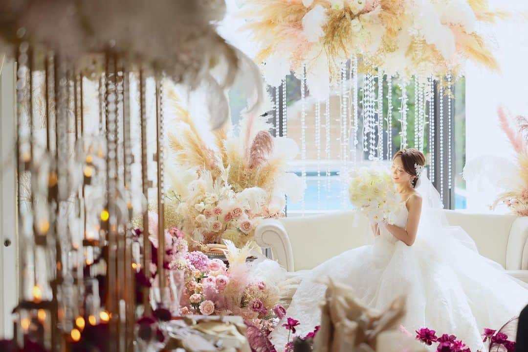 のインスタグラム：「💐結婚式💐 大好きなお花に 囲まれて幸せでした〜❣️ * 空間はロマンチック✖️海外挙式風✖️グリッターをテーマにしました🥰 色は白✖️くすみピンク✖️パープル✖️ゴールドを使いましたよ💗  結婚式は色々情報収集が大事なので Instagramで調べたりアプリで 毎日情報を得て勉強したりしました！ あ、アプリでおススメなのはこちら！ @weddingnews_editor  式場、装飾のイメージ、ヘアアレンジなど 参考にさせて貰いましたよ💐 * 人生に一度きりの結婚式🥰 思いっきり後悔ない様にしたいですよね❣️  #wedding  #weddingdress  #weddingphotography  #weddingnewseditor #結婚式　#結婚式コーデ  #結婚式準備  #ロマンチック結婚式 #海外風結婚式」