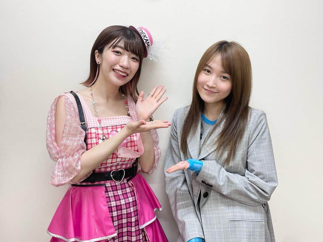 ぱいぱいでか美のインスタグラム：「鞘師里保さん、お誕生日おめでとうございます❤️ . 今日は何と何とのまさかまさかで 鞘師里保さんのイベント 「RIHO SAYASHI Fan Meeting -PLAYGROUND!- vol.1」 にてMCを務めさせていただきました…😳 里保ちゃん(イベント中に呼び方を決めました笑)の お誕生日当日というとっても特別な日のファンミ第一回に こんな形で携わらせてもらえて光栄です！ プライベートかつリアルな里保ちゃんに迫る 24時間グラフ(昼)や人物相関図(夜)も面白かったし 里保ちゃんのかっこよさとお茶目さでまくりなモデルチャレンジ企画！ そしてダンサーさんと共に盛り上がった目隠し&消音ダンスチャレンジと倍速ダンス！ もう凄まじかったですね………！ 質問コーナーはさやしい人たちの近くまで行けて楽しかったですね♡ ライブコーナーではカバーやダンスメドレーもあって 鞘師里保という圧倒的な存在感に何度も心掴まれました🥲 里保ちゃんのステージは常に新鮮な気持ちで 驚きと感動をくれますよね……！ 袖から見させてもらっている時、 さっきまでMCをしていたことを忘れて 「鞘師のこと大好きだなー」 と思って何か泣きそうになりました😂笑 ふぅ〜長くなった！！！！！！！ とにかくとても楽しかったです！！！！！！！ お誕生日という主役になれる日に こんなにたくさんの人に幸せを与えられる里保ちゃんは 本当にすごい人ですよ！わかってたけど！すごすぎ！ 改めて今日は本当にありがとうございました💐 そしてお誕生日おめでとうございます🎂 産まれてきてくれてありがとうございます❤️ . でか美ちゃんも今月お誕生日でしたよね、と 里保ちゃんからクッキー頂きました😭(2枚目) なんて優しい……大事に食べます！！！ . #鞘師里保 ちゃん #鞘師里保ファンミ #鞘師里保生誕祭2022 #でか美ちゃん」