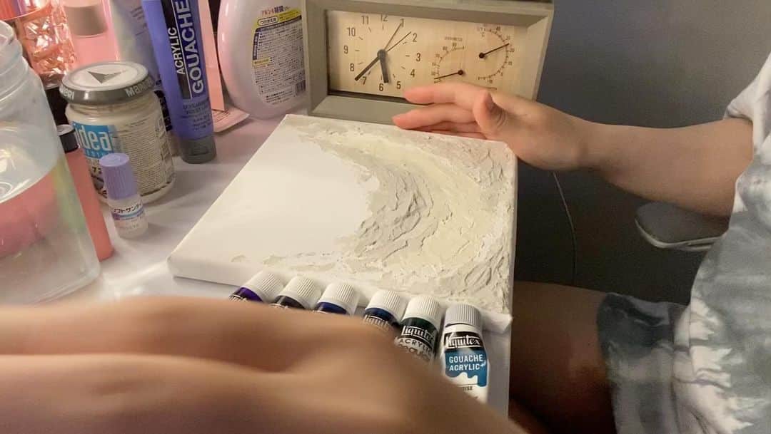 大谷雅恵のインスタグラム：「今日も作品作ってます☻  個展開催へのクラウドファンディングがあと３日で終了となります。  最後まで駆け抜けます！  #textureart  #クラウドファンディング挑戦中  #芸術家 #crackingart  #creative」