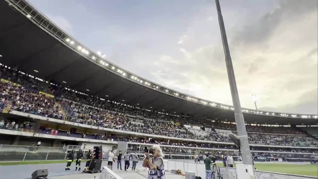 エラス・ヴェローナFCのインスタグラム：「È triste il mio cuore lontano da te…💛💙」