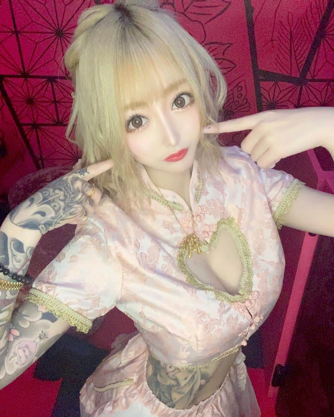 せリかまちょ（奥脇晴梨夏）のインスタグラム：「乱菊って内装とか衣装とか どういうコンセプトなの？って 聞かれたりするけど、 コンカフェじゃないし 私の好きをかき集めただけ💁‍♀️笑  遊郭→私のド直球趣味嗜好黒赤♠️♥️ 藍染→女の子受けがしやすいパステルカラフル(そして壁には部長さん🐈) 乱菊→私の趣味とギャル感 私が働くならこんな店がいいなを詰め込みちなみに1番派手(私の好み)  暁全店舗私の好きしか詰め込んでないよ？だめ？🫣♥️  #歌舞伎町 #ガールズバー #girlsbar #チャイナドレス #せりかまちょ #暁group #乱菊 #和彫り女子 #和彫り #刺青 #刺青女子 #chromehearts」