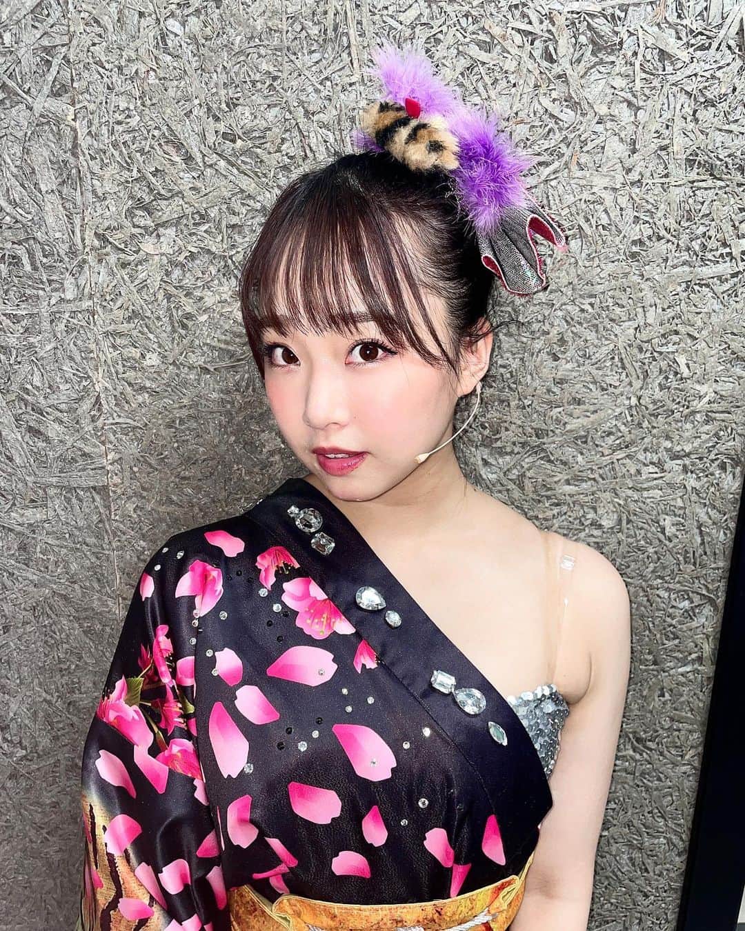 加藤夕夏のインスタグラム：「⁡ ⁡ #カミオト ありがとうございました♡ 吉本新喜劇さんとのコラボ出演🥳 大阪全開なステージでした🐆♡ ⁡ ⁡ #笑まん のセットでの、歌唱も今回きりだったので嬉しかった🎩✨ ⁡ #新喜劇 #NMB #ミュージカル #上方音祭  ⁡ ⁡」