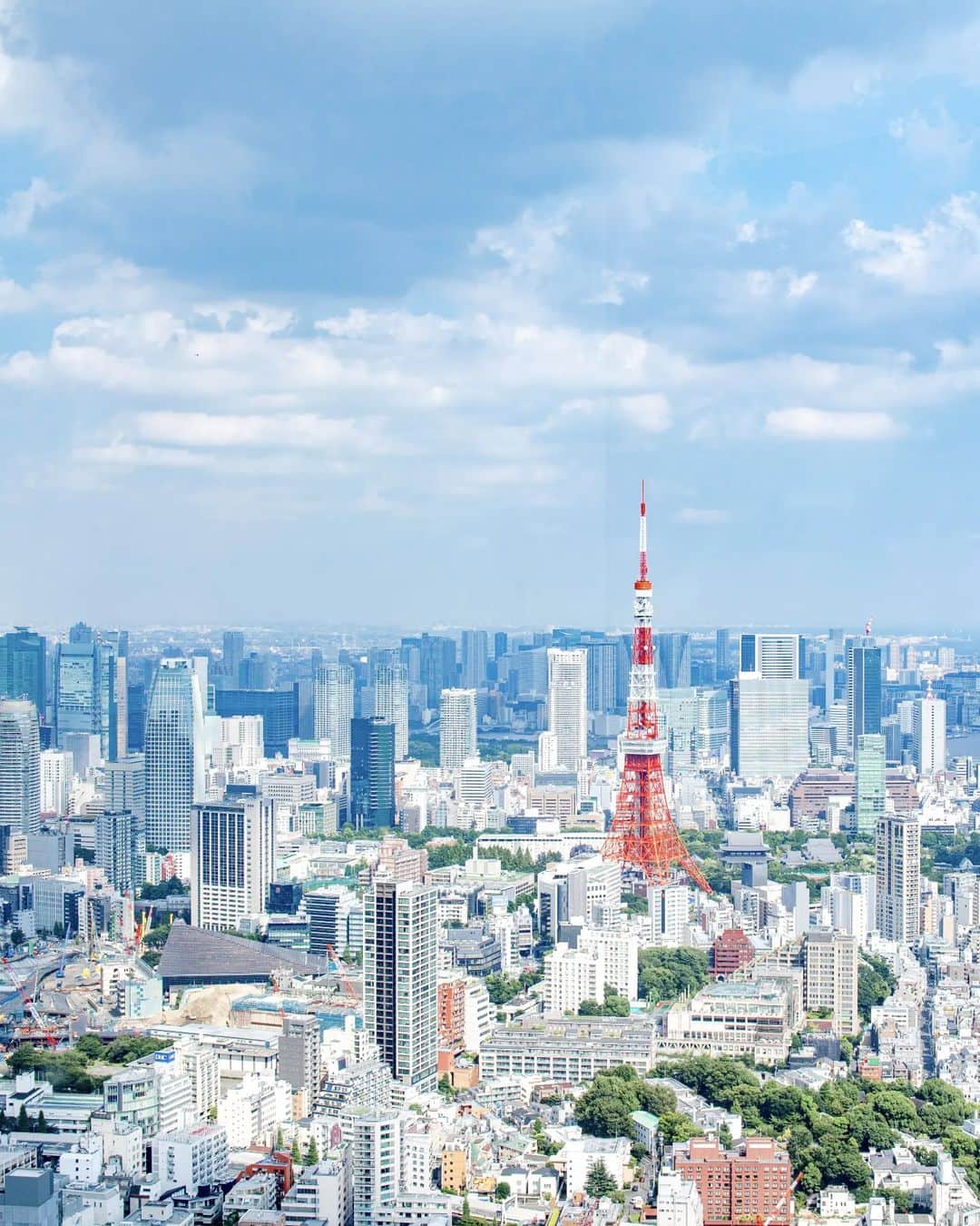 6151のインスタグラム：「東京｜るるぶ東京23  「るるぶ東京23(JTBパブリッシング)」最新号、巻頭特集「TOKYOあそび大百科」#るるぶTOKYOgram にて撮影を担当しました。見開き4頁、映画の撮影地として有名なあのホテルの他、お気に入りの喫茶など東京の推しスポットを巡っています。  観光・グルメ・カフェ・ショッピング・ホテルなどがたっぷりと掲載されていて東京旅行が初めての人にもおすすめの1冊です✨  店頭でお見かけの際はぜひお手に取ってご覧ください🙌」