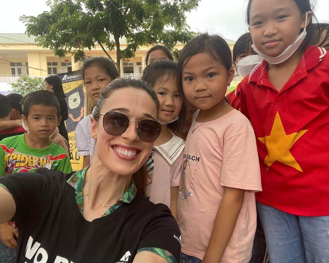 マリーナ・スコーシアーティのインスタグラム：「What a cool day with @animalsasia. Went to a school where the kids schooled US! They taught us a moon bear dance (wait for it, I've got moves like Jagger), shared beautiful drawings of bears, and showed us their herbal garden where they grow alternatives to bear bile to in order to help end the horrific bear bile trade.🐻 ♥️ #Animalsasia brings these wonderful educational programs to local schools in order to leave #nobearleftbehind! #kindnessinaction #raiseyourpaw  #pleasehelpendbearbilefarming @torreydevitto @packham_pear @katbenzova_rockphoto @tarabuck #savethebears #animalwelfare #dogood @hatangthanh」