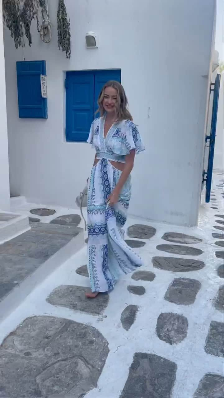 ヘイルボブのインスタグラム：「Enjoy Mykonos with the beautiful @ewebzz」