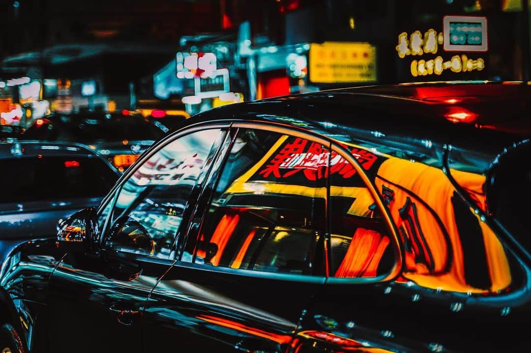 HAYAMI HANNAH ハナさん ど田舎のインスタグラム：「NEON LIGHTS of HONG KONG STREET @LensCulture is Selected Editors” Picks This Work ! Thank you so much for YOUR Amazing support 🙏  レンズカルチャーストリート選ばれました！感謝です🙏 •同じ写真ですが現像・構図は毎回編集変えてます。  @LensCulture  #LensCultureDiscoveries ! !! Thanks 🙏  .  @discoverhongkong @hk_express_jp ————————— @sonyalpha 7MR3 @TamronHK 2875 036A ————————- 📸 ©︎Hana Hana  Photograph by @hayamihannah  If you like my works, Pease follow and contact me. .⁣ .⁣ @Chinadestinations @picksofHK @hongkongexplore @awesomehongkong  ⁣#hayamihannah #bambooscenes @bambooscenes #picsofhk #chinedistinations  #lcinegrams #homekong ⁣ #lensbible ⁣ #citygrammers #streetleaks ⁣ #streetfinder ⁣ #hongkonginsta ⁣ #HongKongExplore  #streetclassic ⁣ #bcncollective ⁣ #hongkongtravel ⁣ #visualhongkong ⁣ #awesomehongkong ⁣ #explorehongkong ⁣ #womenstreetphotographers @womenstreetphotographers」