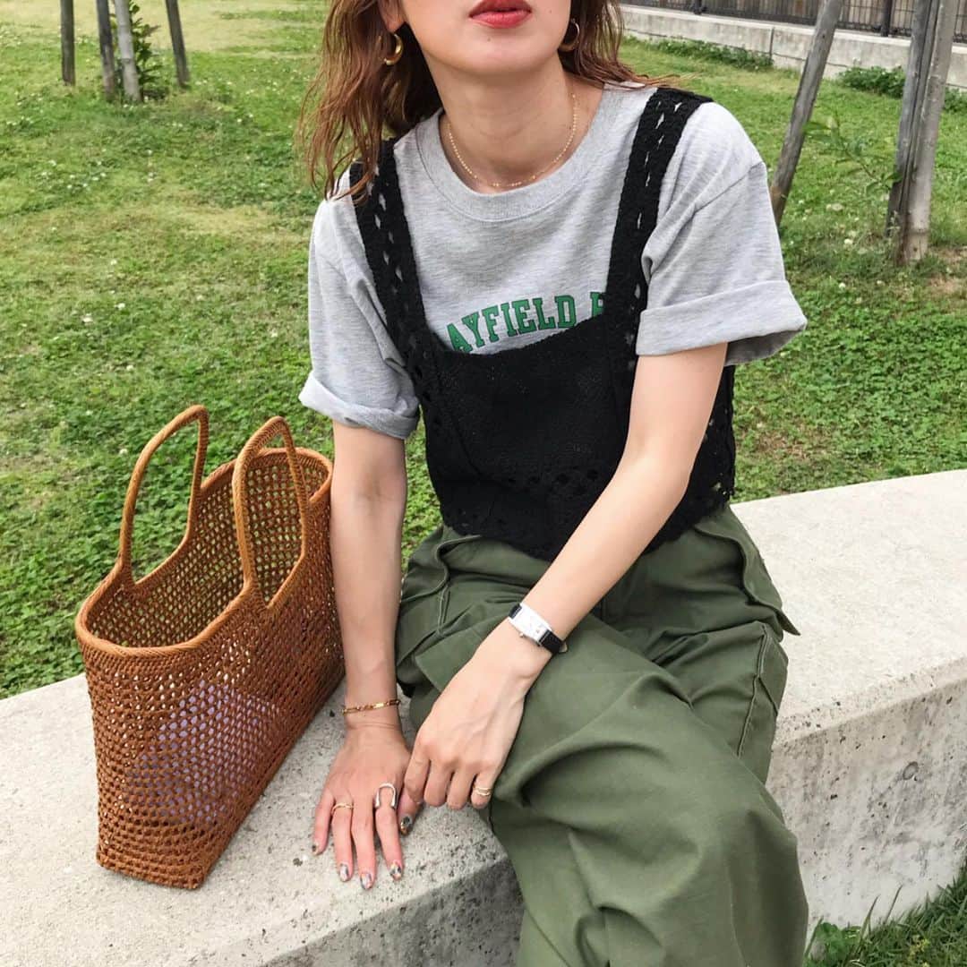 のインスタグラム：「この前ストーリーに載せてた服☺️ カーゴとクロシェ♡ . . @nugu_klee ロゴtと、coming soonのクロシェビスチェ💕  mayfied high tee/melange crochet knit bustier/black  @nugu_klee の新商品は、 明日　5/31 17:00〜6/2までの期間で順番にアップデートされます💕 . . pants#used bag#baliwerkstaette  shoes#clarks . . . #古着#古着女子#古着コーデ#m65#カーゴパンツ#カーゴパンツコーデ#軍パン#vintage#クロシェ#クロシェ編み #ビスチェ#ビスチェコーデ#ロゴt#パーマヘア #tbt#ootd#fashion#outfit#コーデ#ママコーデ#お洒落さんと繋がりたい#古着好きな人と繋がりたい#クルーエル女子#fudge部」