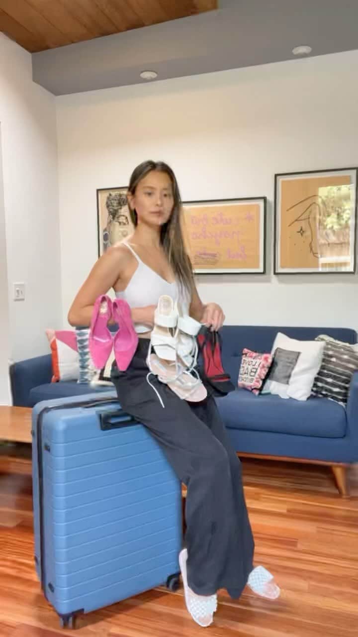 ジェイミー・チャンのインスタグラム：「Time to pack for wedding #2! It’s a beach wedding with a proper dance floor and there’s zero time to procrastinate 😅😬 @dsw #MyDsw   And if you’re looking for a book to take on your next trip, I highly recommend “This is not a T-Shirt” by @bobbyhundreds and #dressmakersofauschwitz.」
