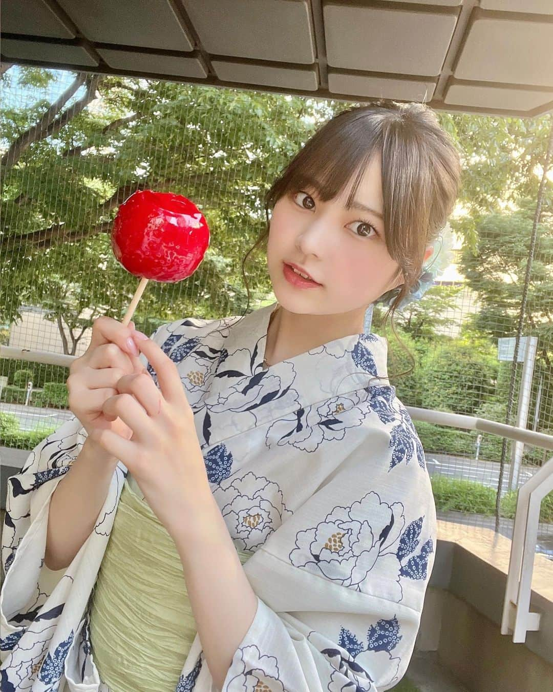 宇咲さんのインスタグラム写真 - (宇咲Instagram)「おはよう🍎 . . . #夏祭り #花火大会 #浴衣 #浴衣女子 #浴衣ヘアアレンジ #浴衣ヘア #アイドル #idol #自撮り #他撮り #セルフィー #りんご飴 #りんご飴専門店 #宇咲 #03」5月29日 8時41分 - usa_usa0427