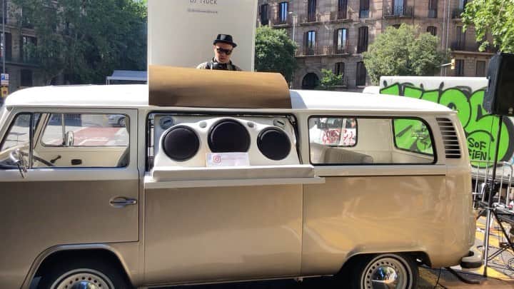 石塚啓次のインスタグラム：「このDJ車ヤバいな！ バルセロナのど真ん中でブルーハーツでも思いっきりかけたいね！  この間パリ行ったからか？俺が歩くとフランスが近寄ってくるね〜ってなんてね!!!  #石塚啓次 #YouTube #宵宵祇園  #yoiyoigion  #ブエナビスタデポルテ #buenavistadeporte #バルセロナ」